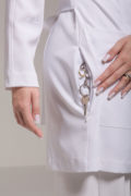 Klinik _ Jaleco premium Dorothea: Detalhe ganchos para prender chave e aneis.