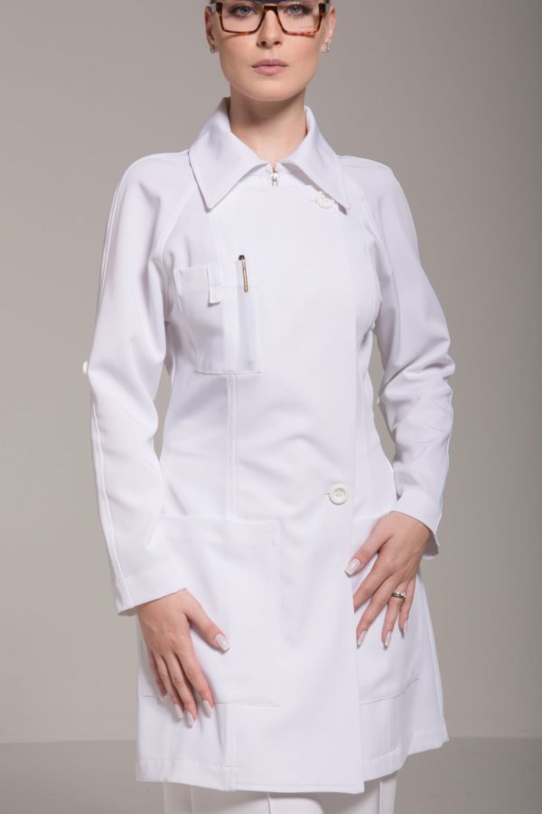 Klinik _ Jaleco premium Dorothea: Corte de alfaiataria e estrutura de trench coat.