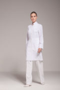 Klink _ Jaleco premium Ann, design moderno e corte de alfaiataria slim. Design moderno. Corte refinado e acinturado.
