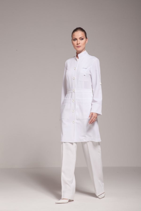 Klink _ Jaleco premium Ann, design moderno e corte de alfaiataria slim. Design moderno. Corte refinado e acinturado.