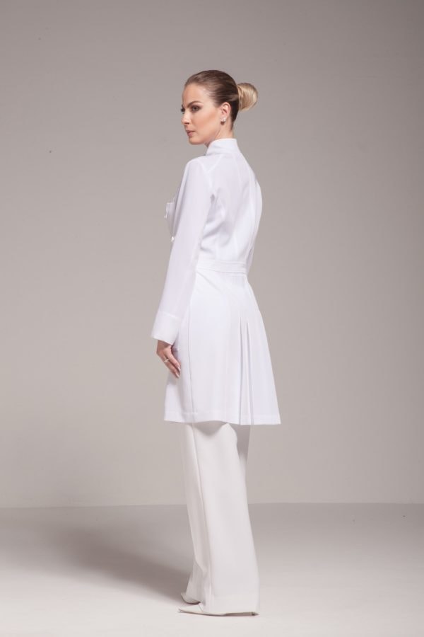 Jaleco Ann, design moderno e corte de alfaiataria slim. Rico em detalhes como lapelas, recortes e pregas. Design moderno. Corte refinado e acinturado.