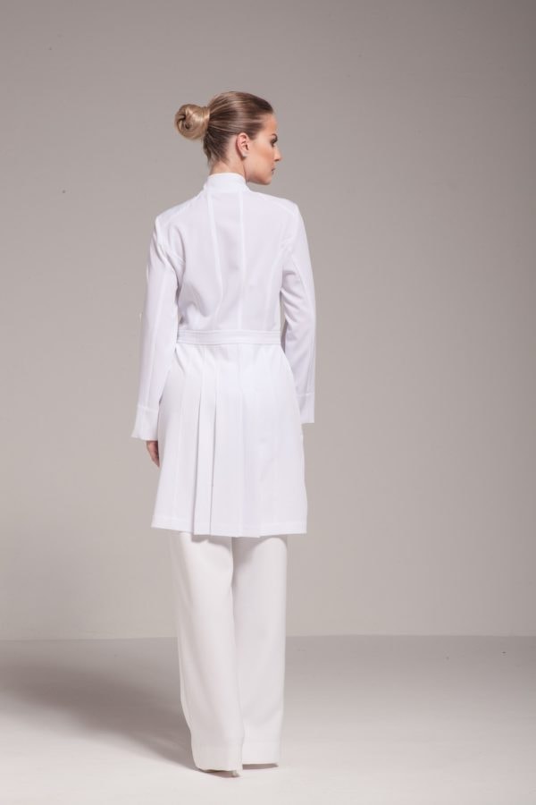 Jaleco Ann, design moderno e corte de alfaiataria slim. Rico em detalhes como lapelas, recortes e pregas. Design moderno. Corte refinado e acinturado.