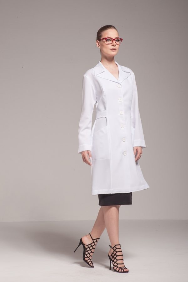 Jaleco Isabella, classico: com lapela de blazer, recortes que valorizam o corpo feminino, acabamento diferenciado e corte de alfaiataria. Muito Confortável.
