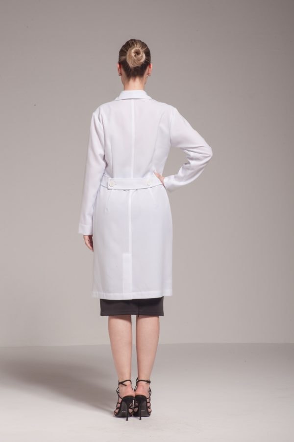 Jaleco Isabella, classico: com lapela de blazer, recortes que valorizam o corpo feminino, acabamento diferenciado e corte de alfaiataria. Muito Confortável.