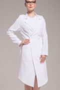 Klinik _ Jaleco Premium Amalia: Transpassado, elegante e com corte de alfaiataria.