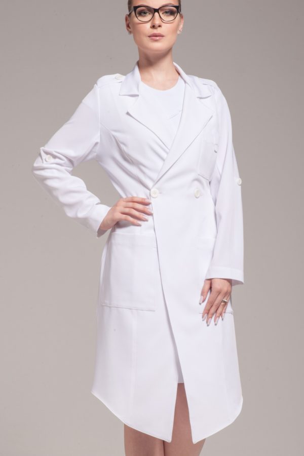 Klinik _ Jaleco Premium Amalia: Transpassado, elegante e com corte de alfaiataria.