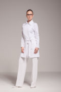Jaleco Klinik Dorothea, premium: Corte de alfaiataria, estrutura de trench coat.