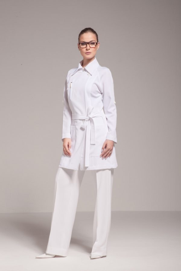 Jaleco Klinik Dorothea, premium: Corte de alfaiataria, estrutura de trench coat.