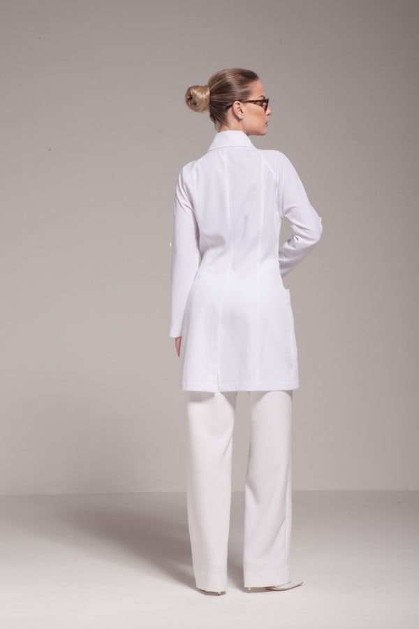 Jaleco Klinik Dorothea, premium: Corte de alfaiataria, estrutura de trench coat.