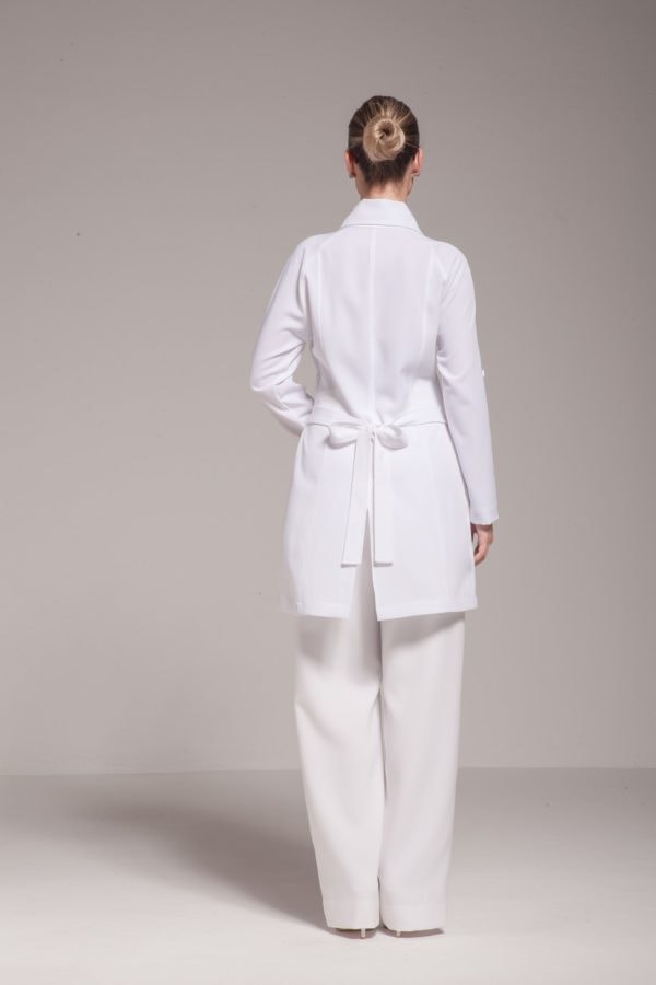 Jaleco Klinik Dorothea, premium: Corte de alfaiataria, estrutura de trench coat.