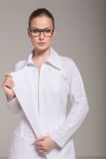 Jaleco Klinik Dorothea, premium: Corte de alfaiataria, estrutura de trench coat.