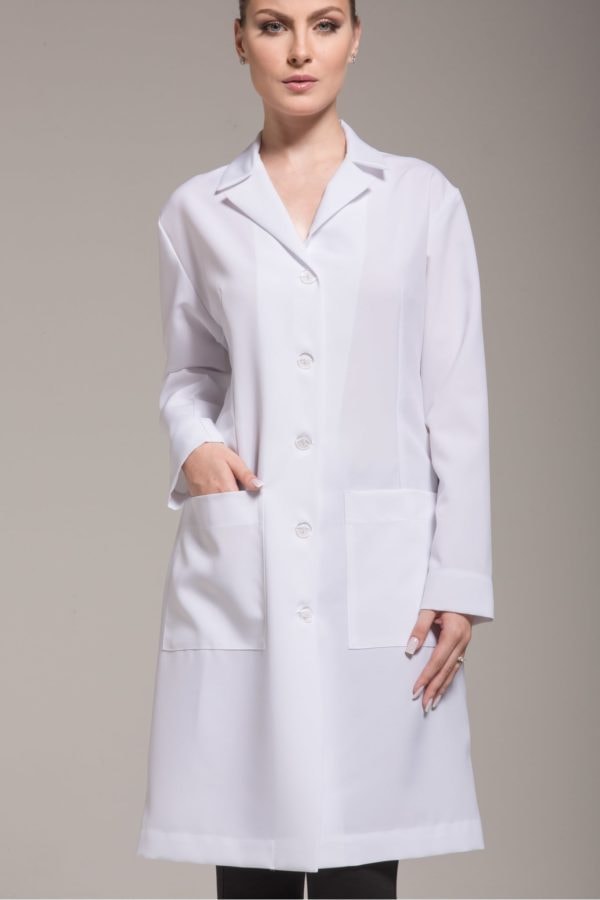 Jaleco Madeleine, clássico: acinturado, com bolsos grandes frontais e gola blazer.