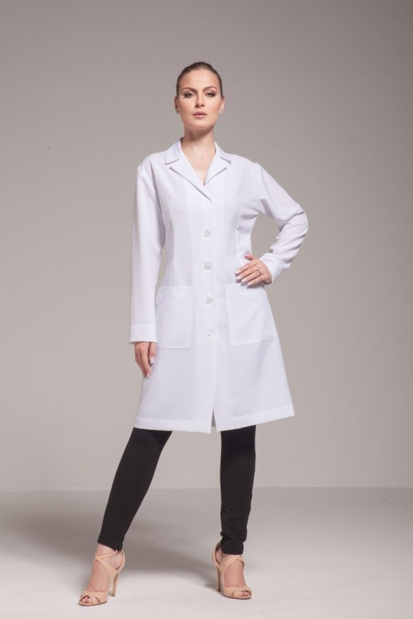 Jaleco Madeleine, clássico: acinturado, com bolsos grandes frontais e gola blazer.
