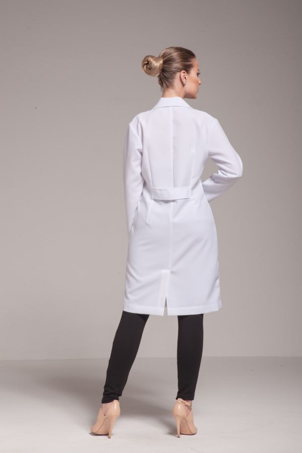 Jaleco Madeleine, clássico: acinturado, com bolsos grandes frontais e gola blazer.