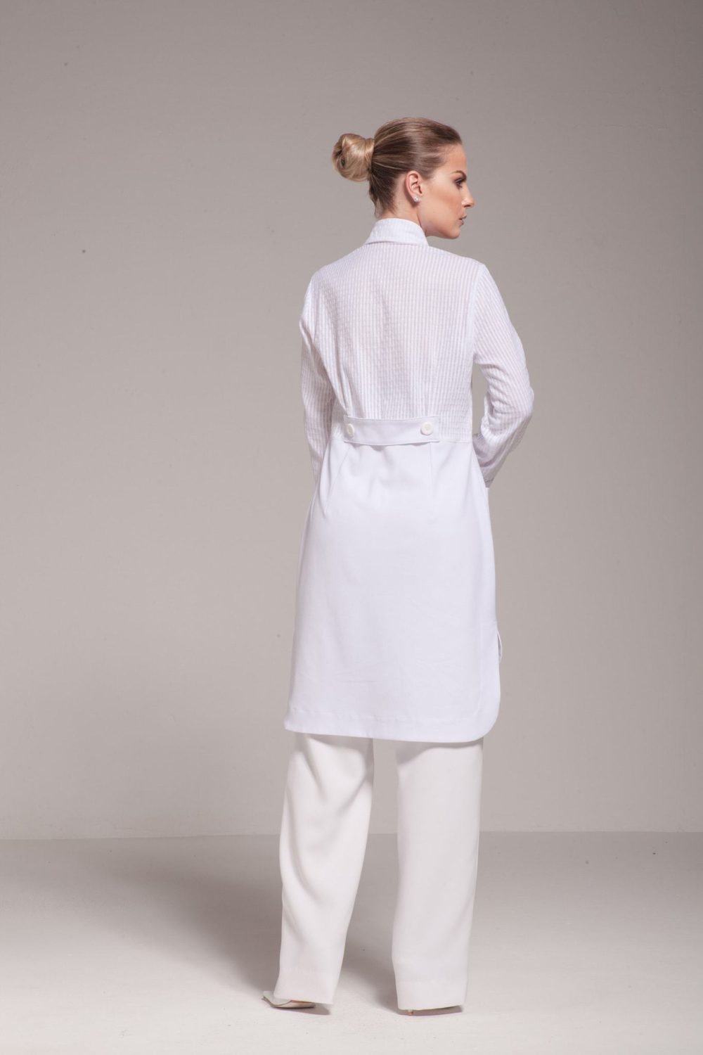 Jaleco Premium Lucy: Gola camisa, abotoamento invisivel