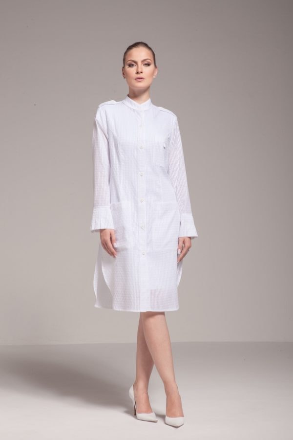 Jaleco premium gola padre,elegante com corte de alfaiataria. Punho trabalhado com pregas um movimento charmoso para o atendimento. Acinturado para um corpo feminino.