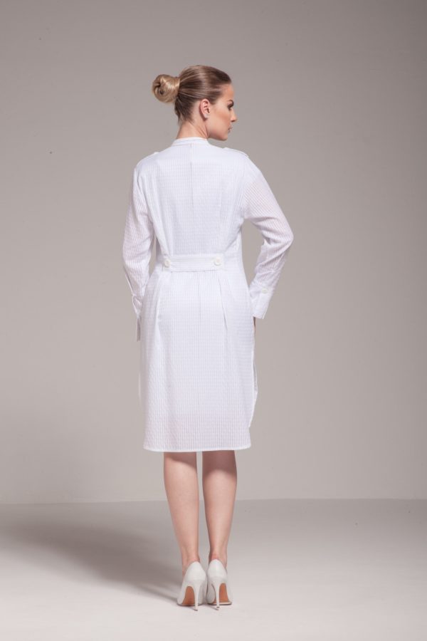Jaleco gola padre,elegante com corte de alfaiataria. Punho trabalhado com pregas um movimento charmoso para o atendimento. Acinturado para um corpo feminino.