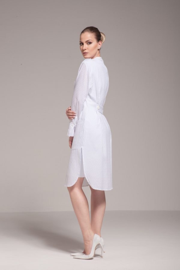 Jaleco gola padre,elegante com corte de alfaiataria. Punho trabalhado com pregas um movimento charmoso para o atendimento. Acinturado para um corpo feminino.