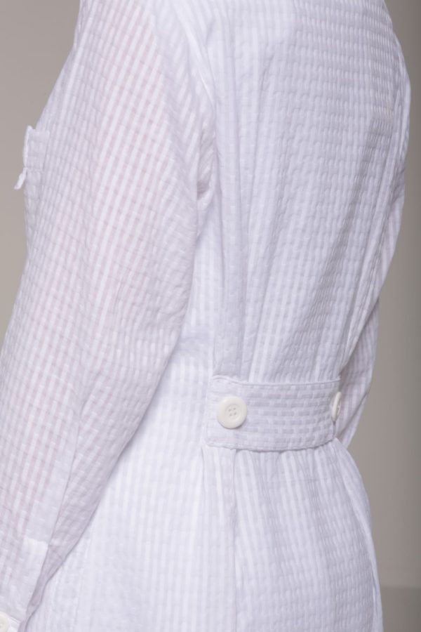 Jaleco gola padre,elegante com corte de alfaiataria. Punho trabalhado com pregas um movimento charmoso para o atendimento. Acinturado para um corpo feminino.