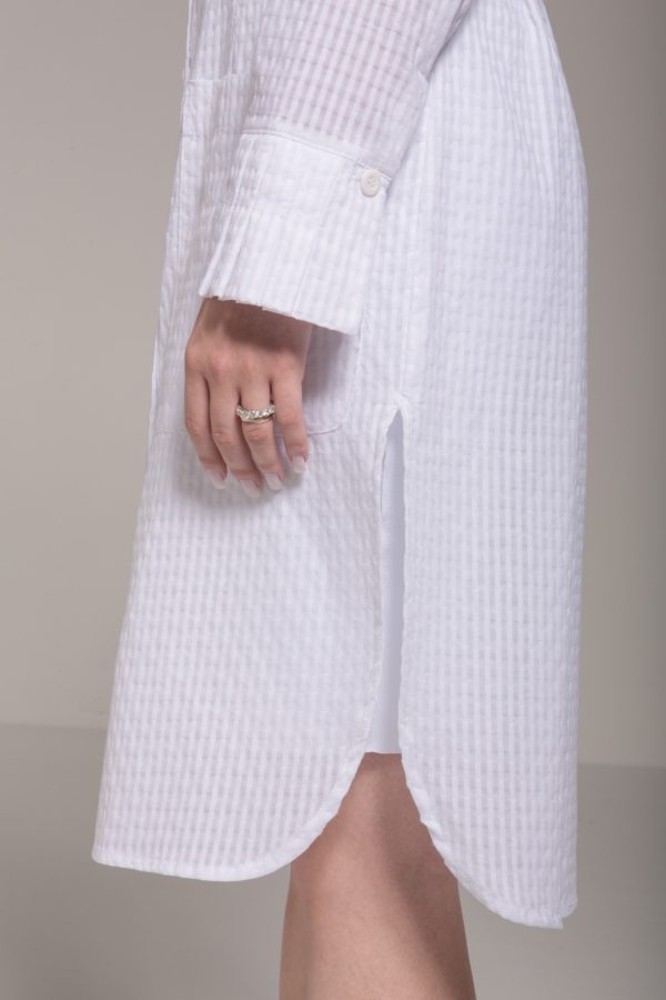 Jaleco gola padre,elegante com corte de alfaiataria. Punho trabalhado com pregas um movimento charmoso para o atendimento. Acinturado para um corpo feminino.